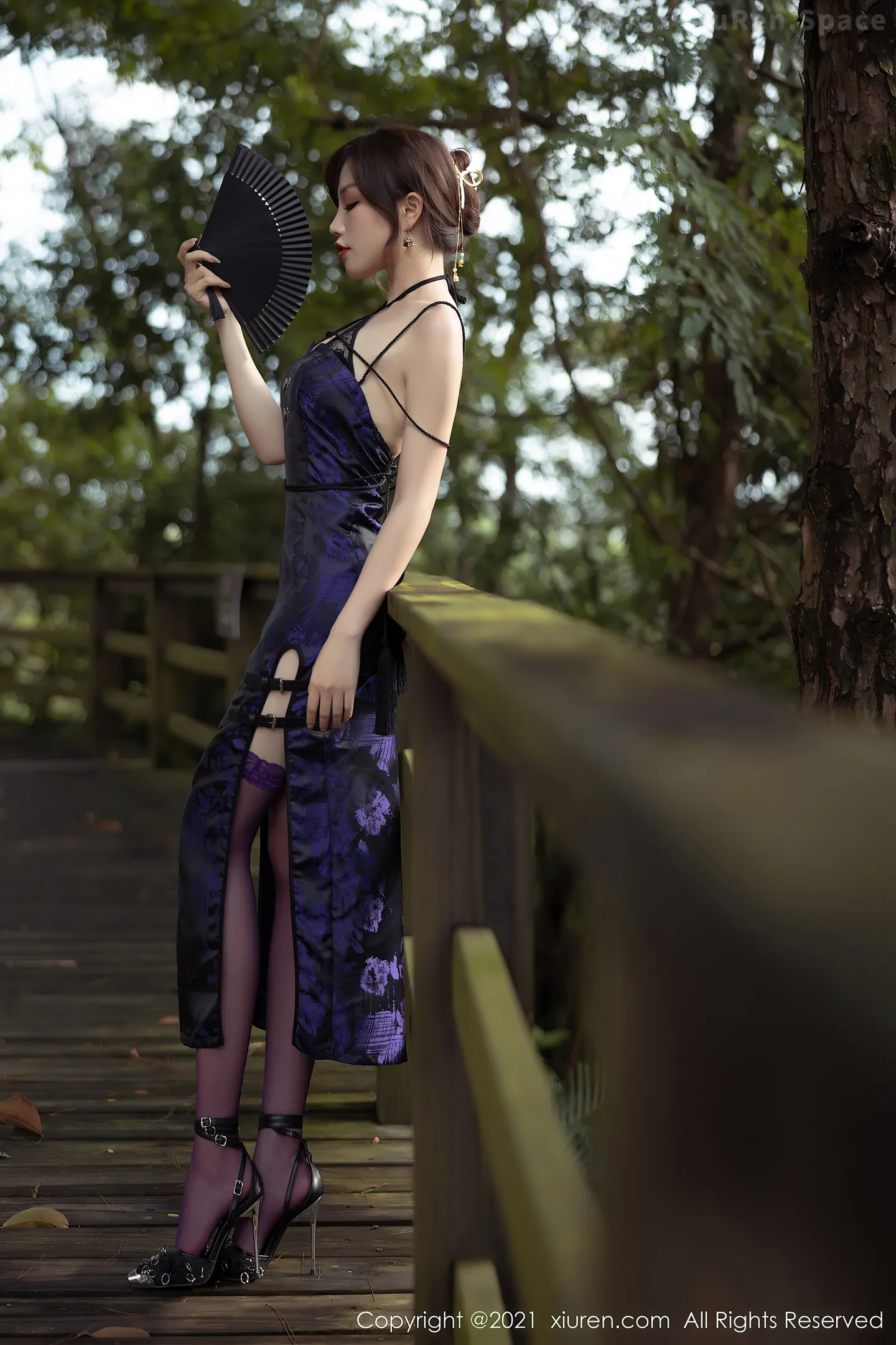 图片[4]-[XiuRen秀人网]VOL.3794 女神芝芝Booty私房紫色古典旗袍配薄透内裤秀翘臀美腿诱惑写真90P-秀人网官方网站